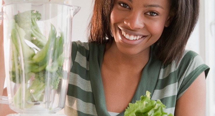0353_98680887 woman blending vegetables